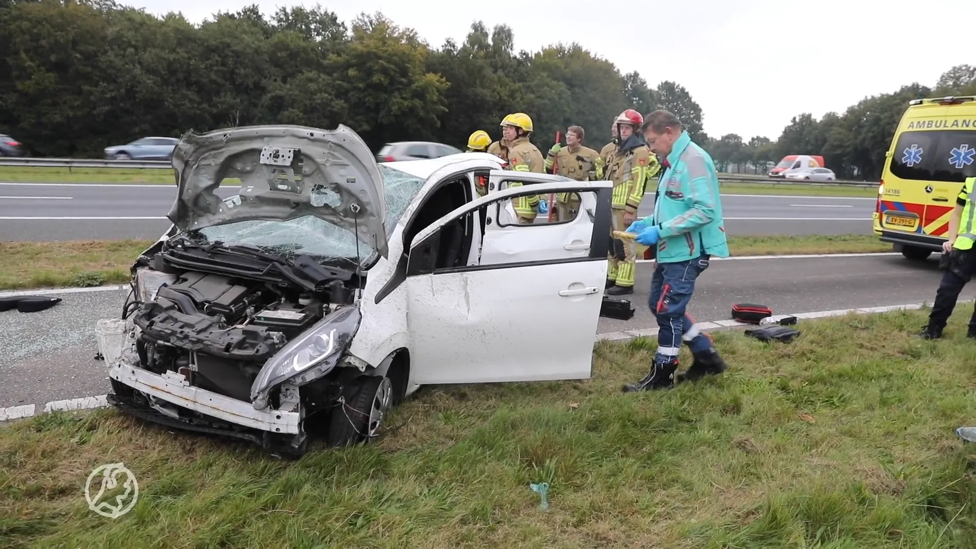 Auto slaat zes keer over de kop op de A27 bij Eemnes