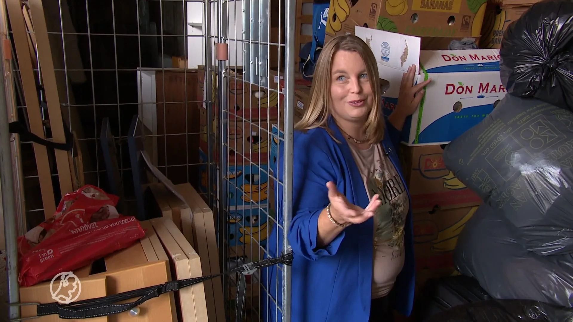 Steeds meer troep gedumpt bij kringloopwinkels: 'Ik greep zelfs een keer in vies maandverband'