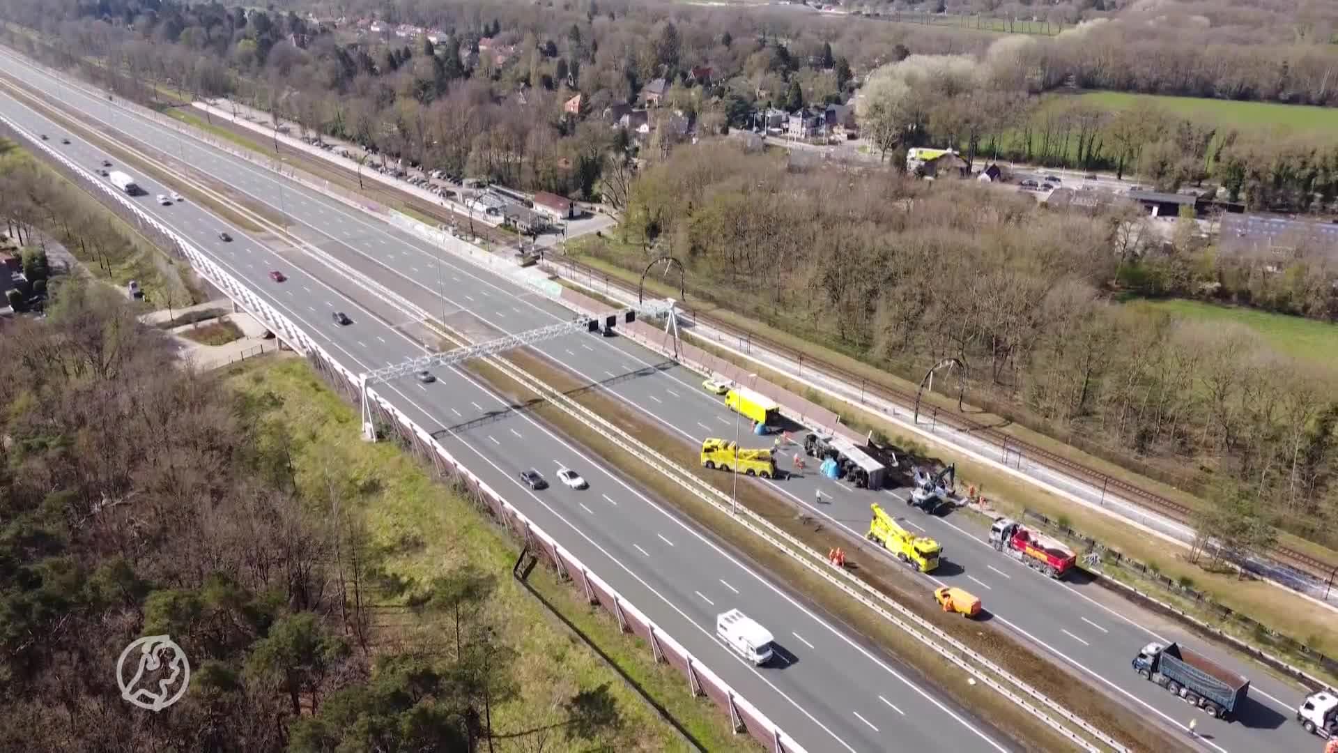 A27 bij Hollandsche Rading urenlang dicht door gekantelde vrachtwagen