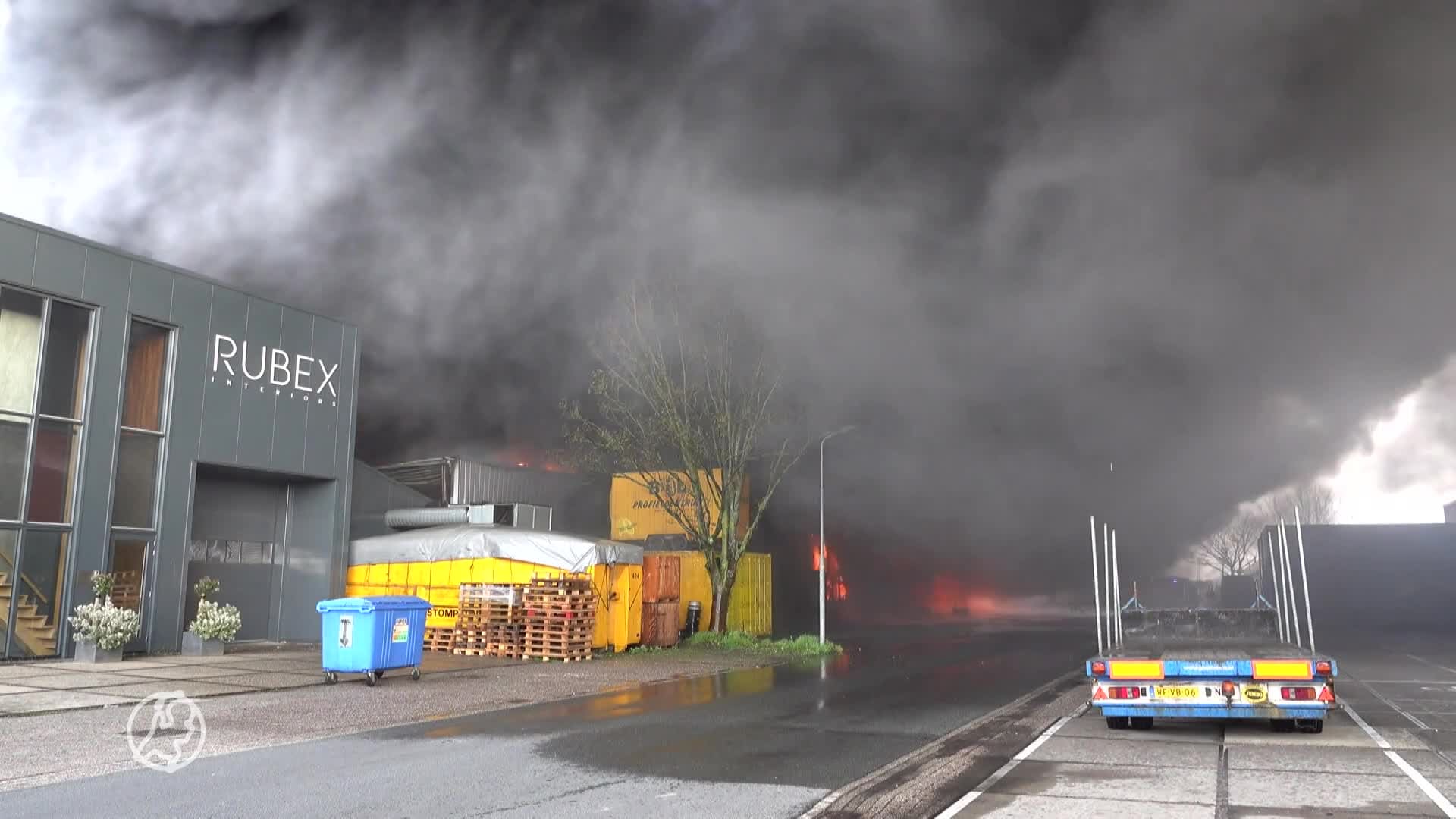 Grote brand in bedrijfspand Broek op Langedijk: metershoge vl...