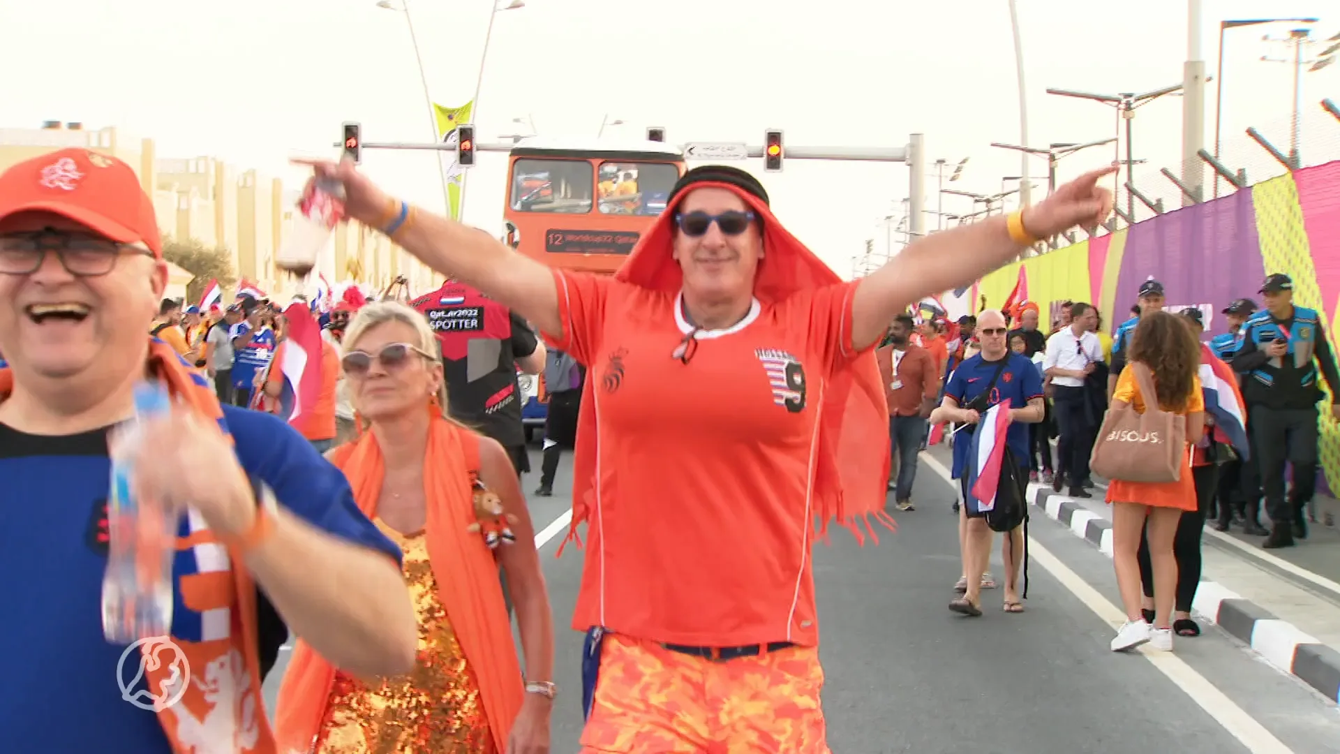 'Tietenman' in Qatar van stadionterrein afgezet vanwege OneLove-band, ook nepborsten afgenomen