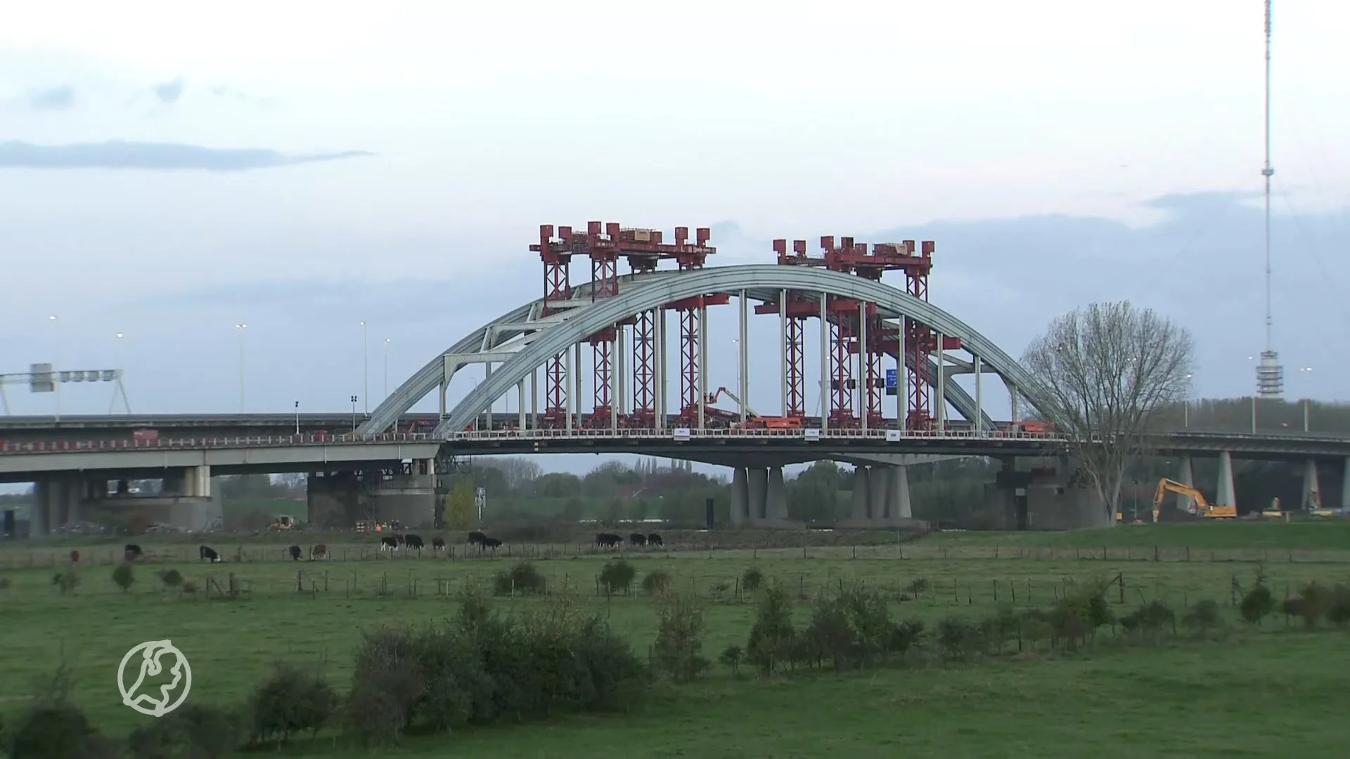 Iconische Lekbrug bij Vianen wordt weggesleept en afgebroken
