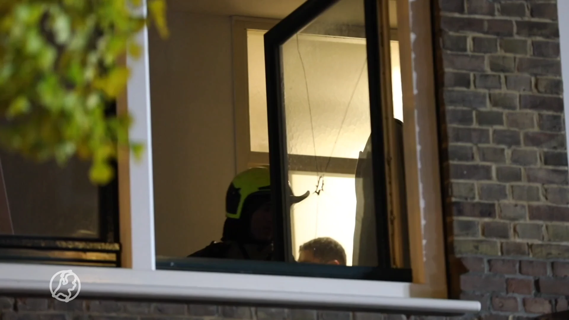 Brand in portiekflat na explosie in Den Haag, vuurwerk mogelijke oorzaak