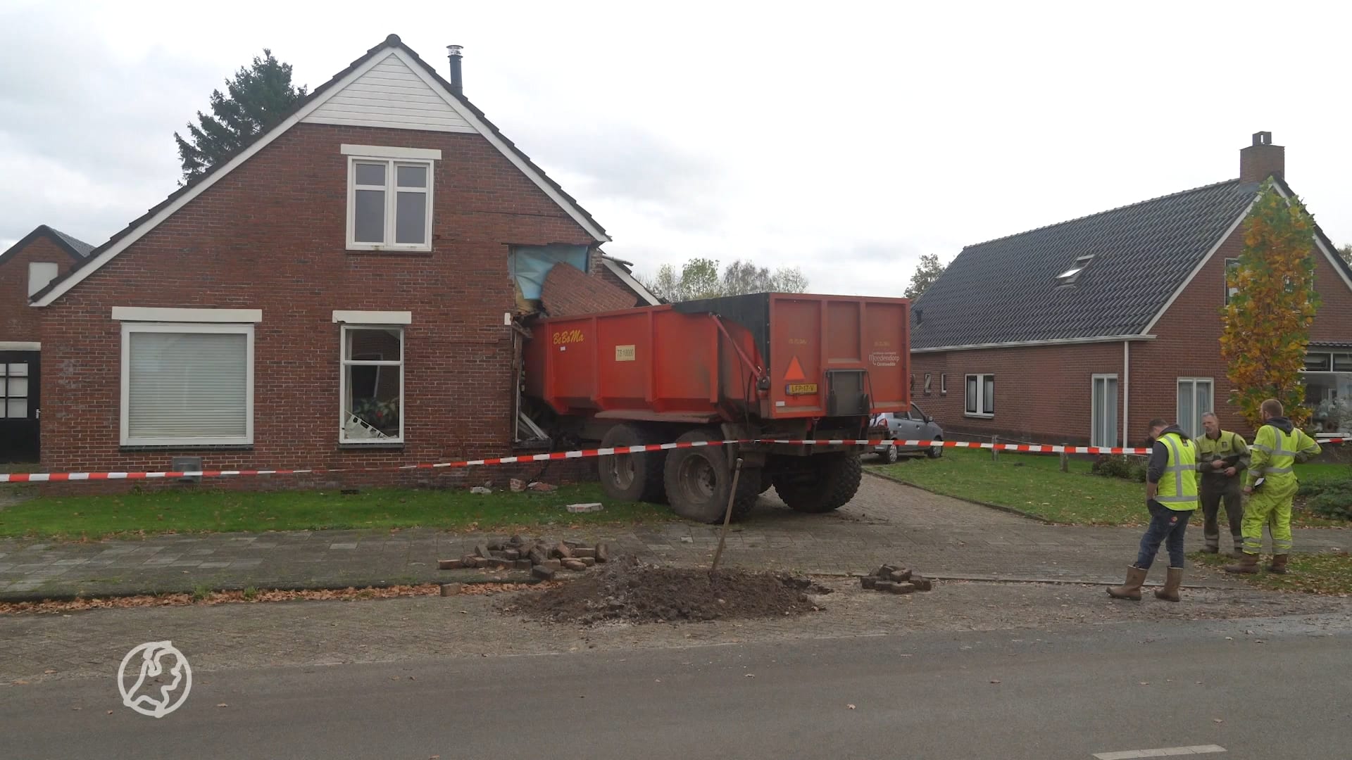 Kiepwagen van trekker raakt los en rijdt woning binnen
