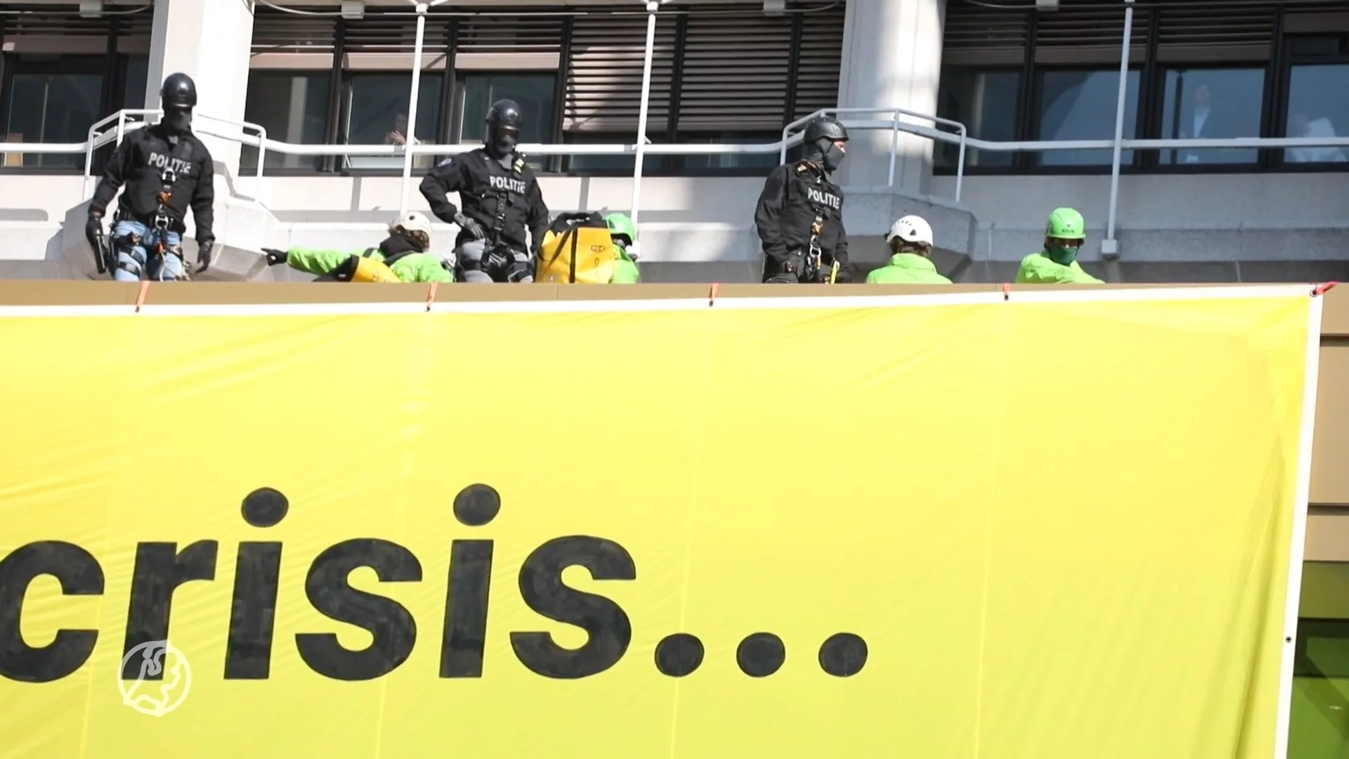 Politie haalt Greenpeace-activisten van dak Tweede Kamer
