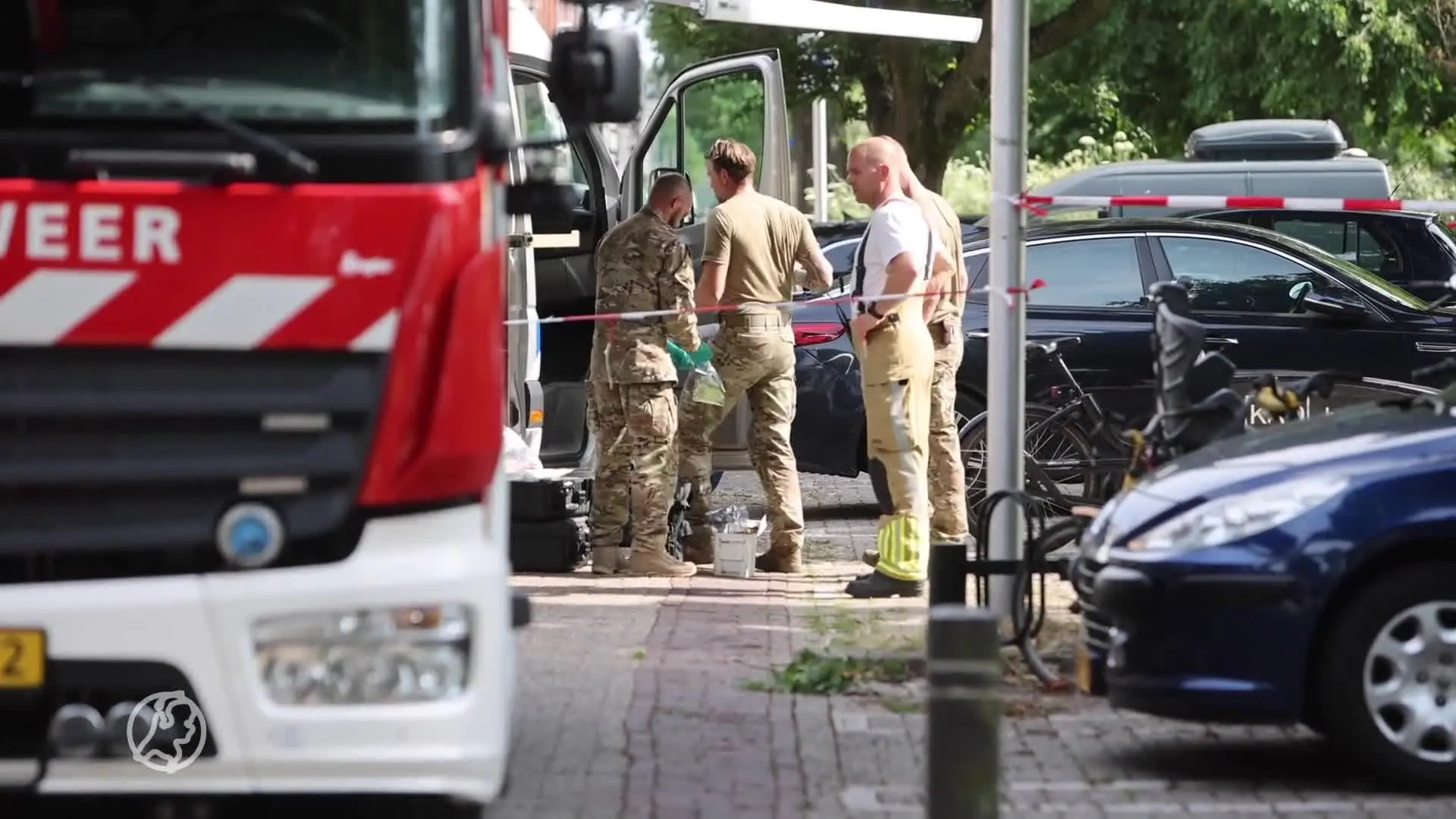 Vissende jochies hengelen verdacht pakketje uit het water in Utrecht