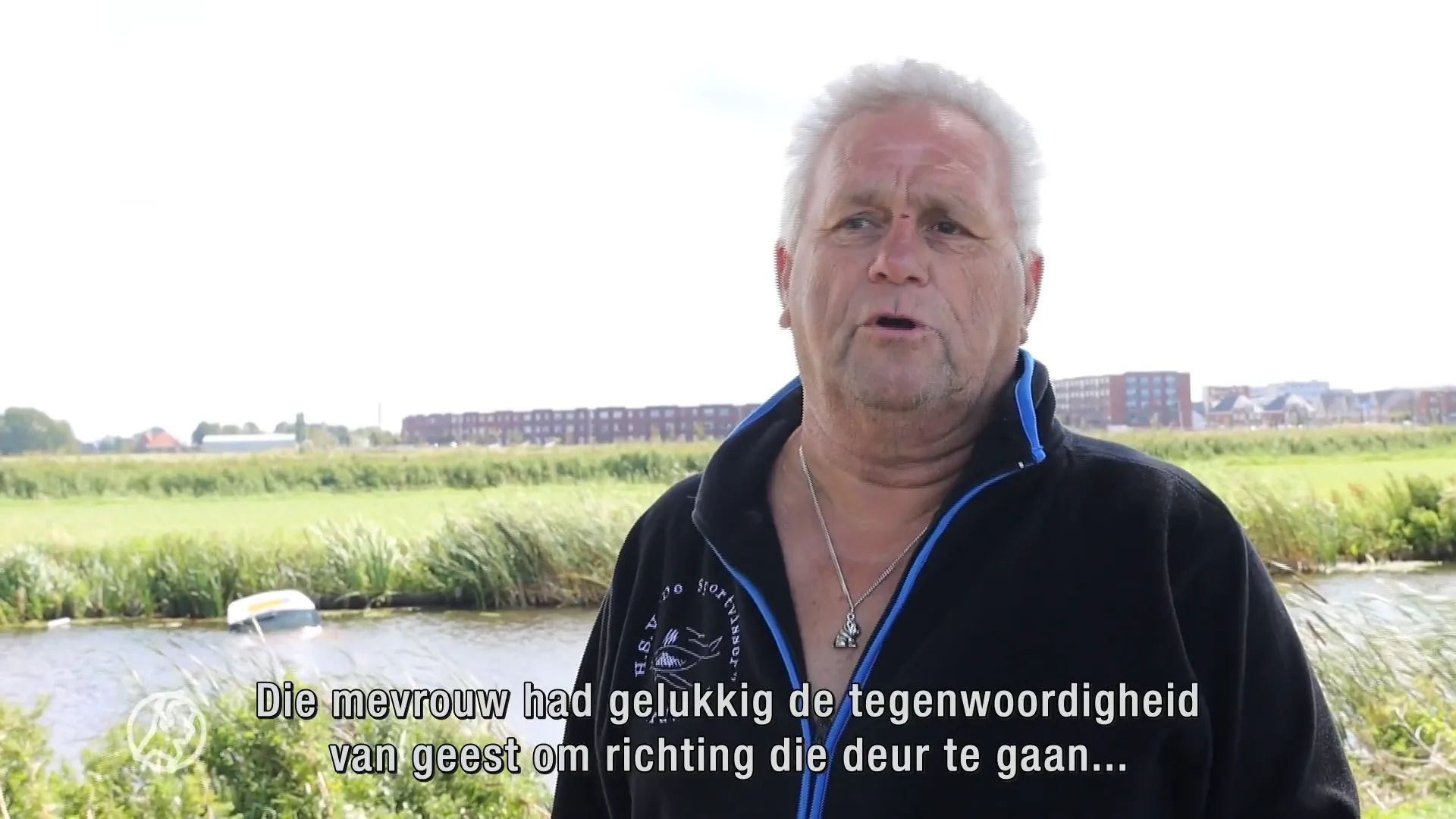 Heldhaftige omstanders redden vrouw uit te water geraakte auto