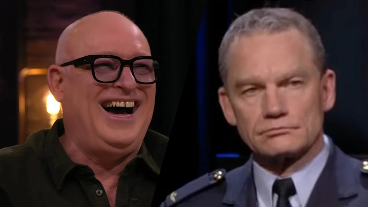 René giert om outfit van commandant: 'De buurt dacht dat hij naar carnaval ging'