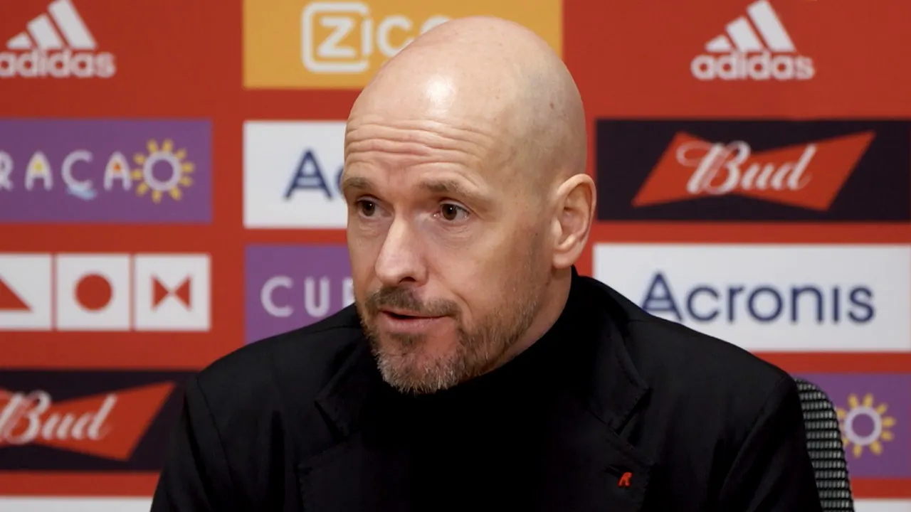 Ten Hag steekt loftrompet over verdediging: 'Het zijn twee kanjers'