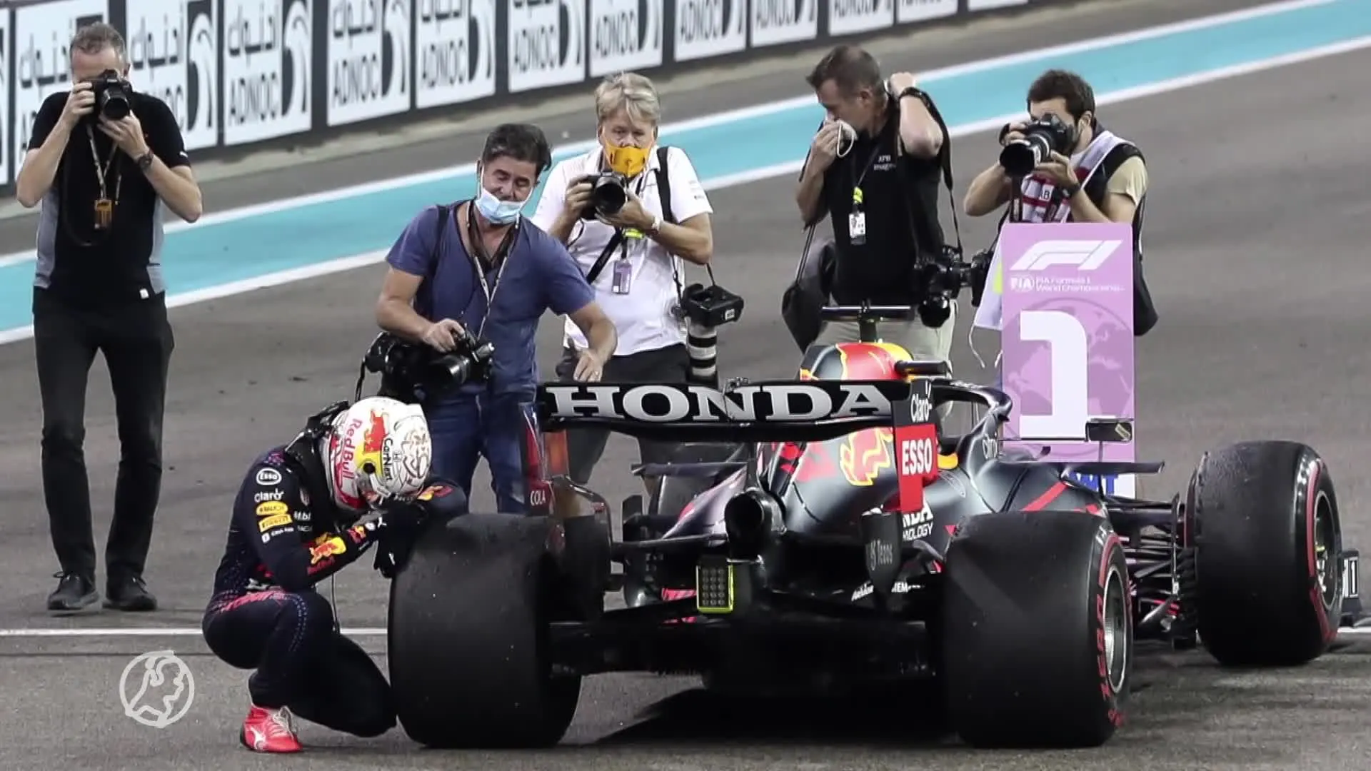 Heel Engeland huilt nadat het wereldkampioenschap door handen Hamilton glipt