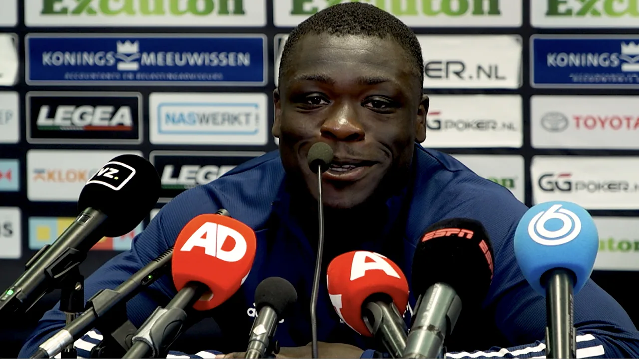 Brobbey gaat helemaal stuk om Ten Hag-grap: 'Als hij me maar meeneemt!'