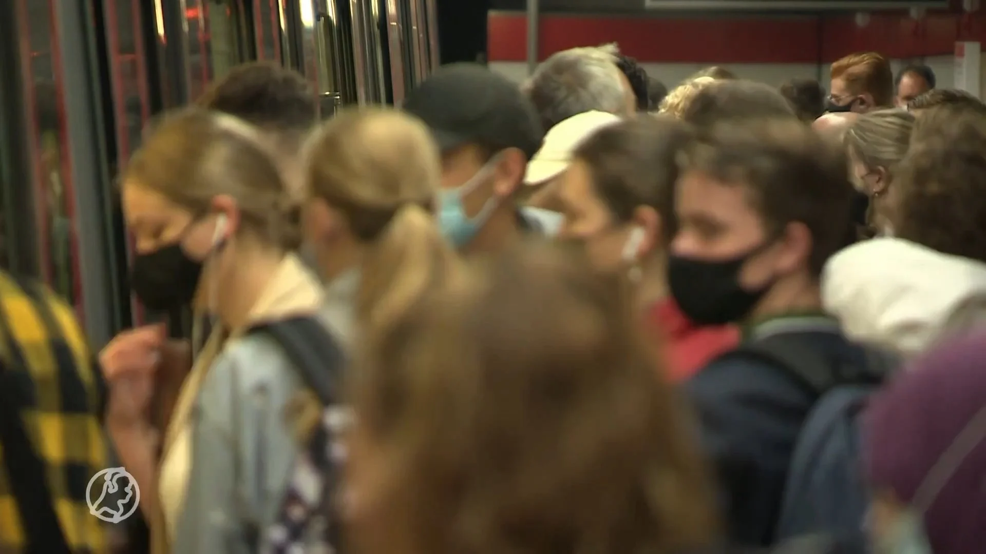 Mogen we eindelijk weer met het openbaar vervoer, zitten de metro's bomvol