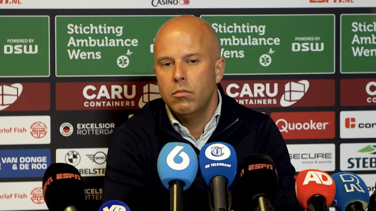 Arne Slot reageert op kritiek van Dijkhuizen: 'Ik zie er juist geen arrogantie in'