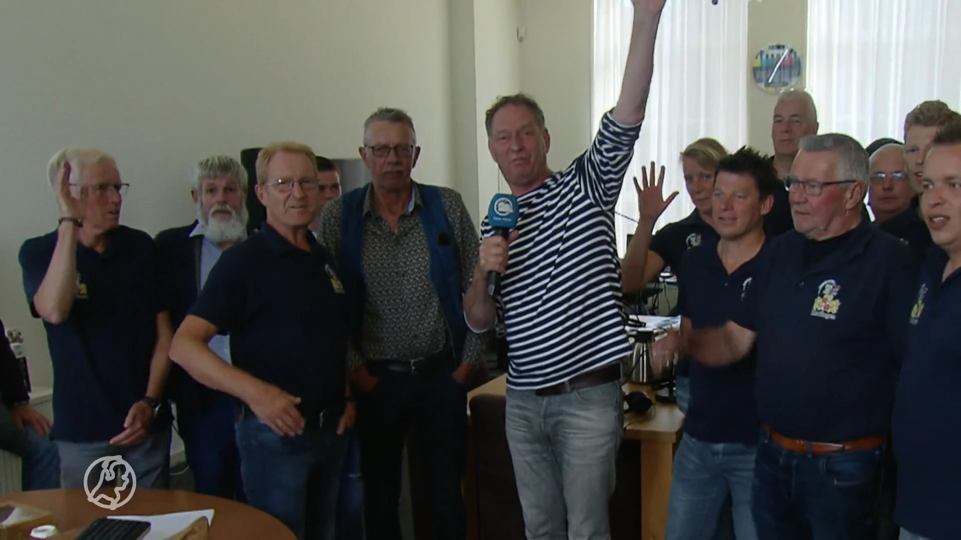 Bloemen voor de deur en mooie herinneringen: Harlingen rouwt om Piet Paulusma