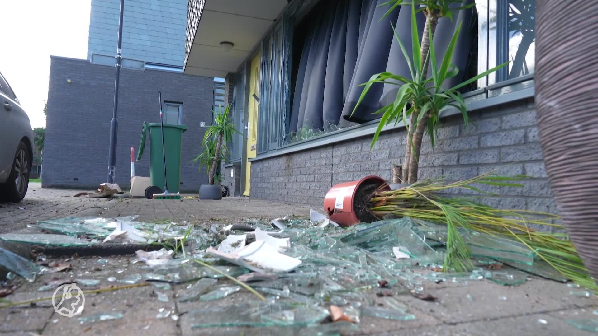 Vuurwerkbom beschadigt auto's en woning in IJsselstein