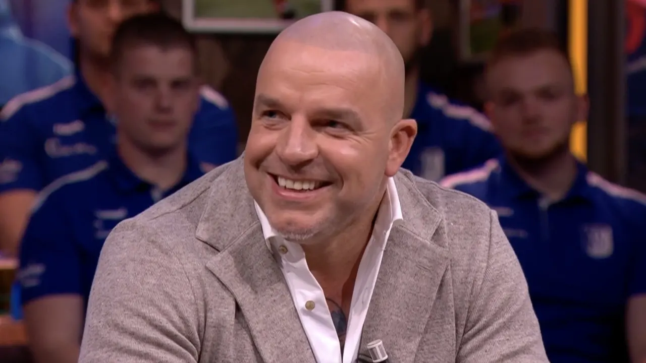 Andy vertelt anekdote: 'Ik had die tandenborstel in m'n reet gestopt!'