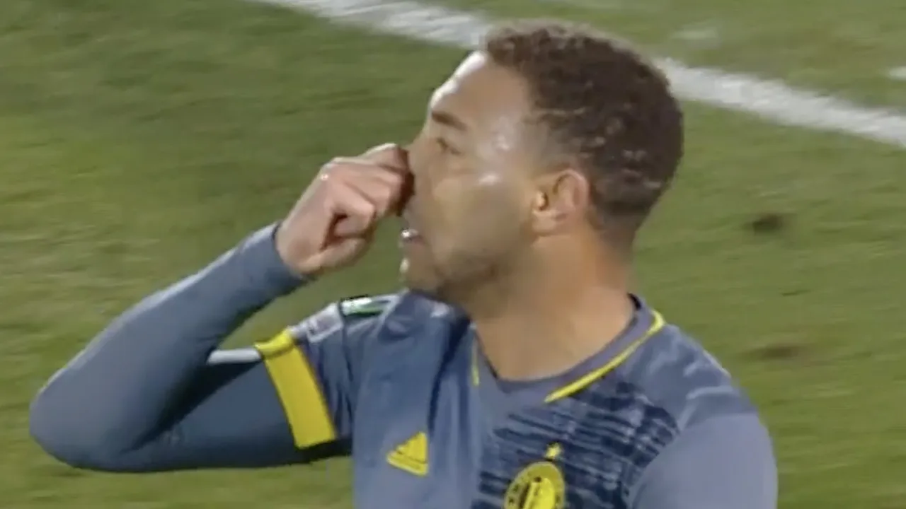 KANS: Doelpunt Dessers afgekeurd na dubbele kans Sinisterra