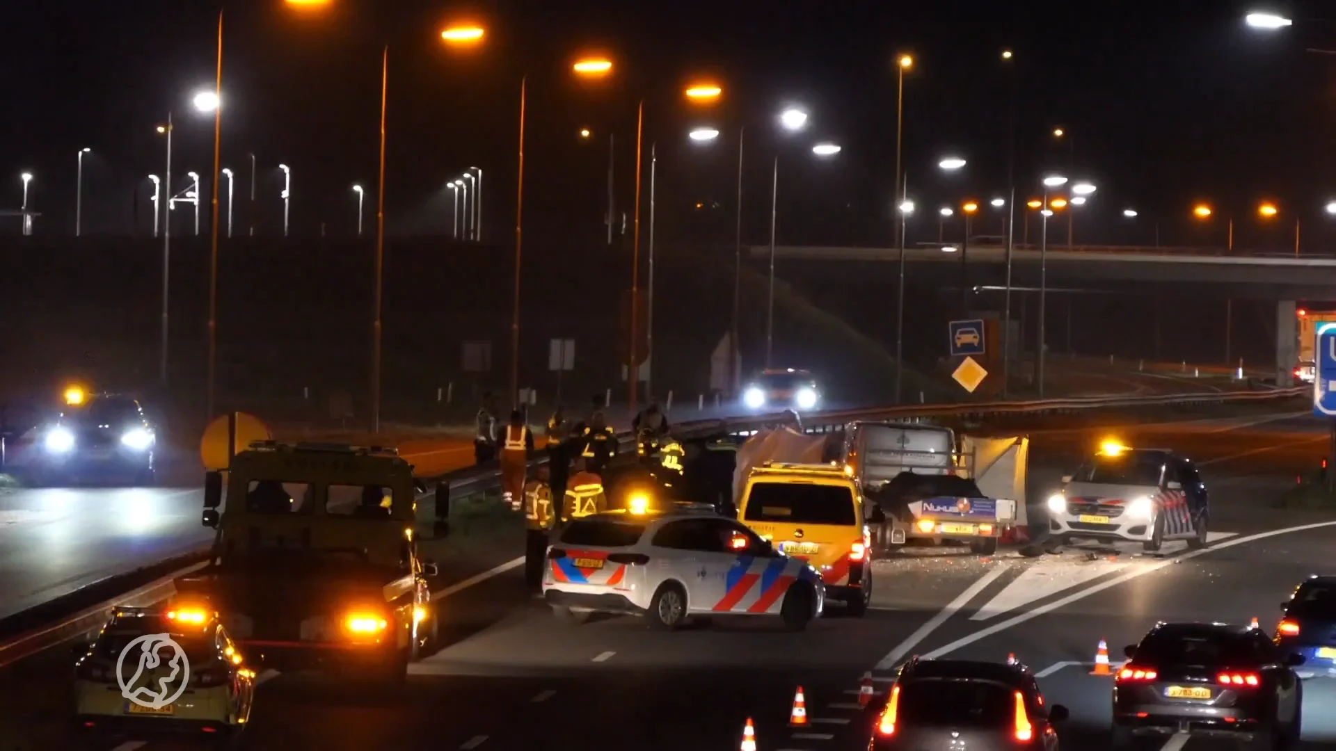 Dode bij ongeluk met drie auto's op A35, snelweg naar Duitsland afgesloten