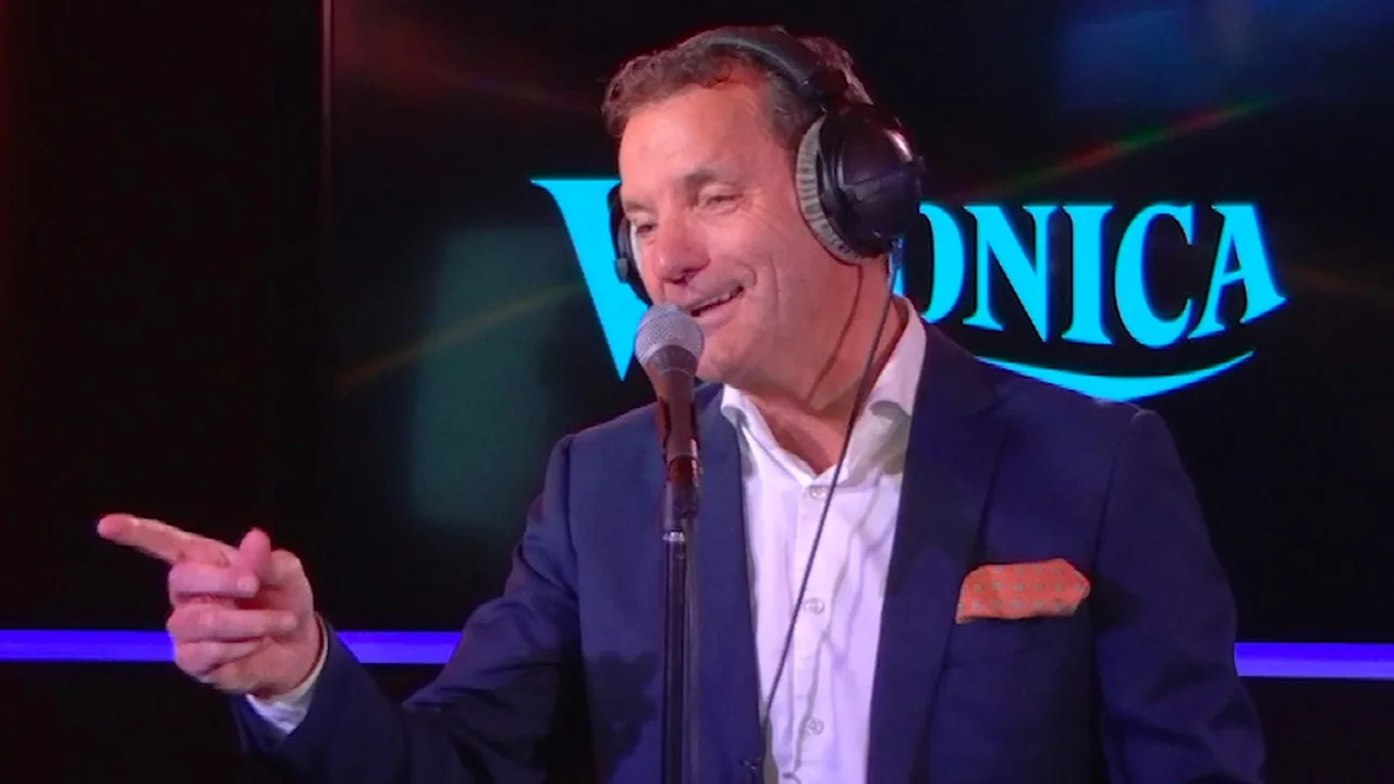 John de Bever zingt live op radio EK-lied 'Laat ze beven'