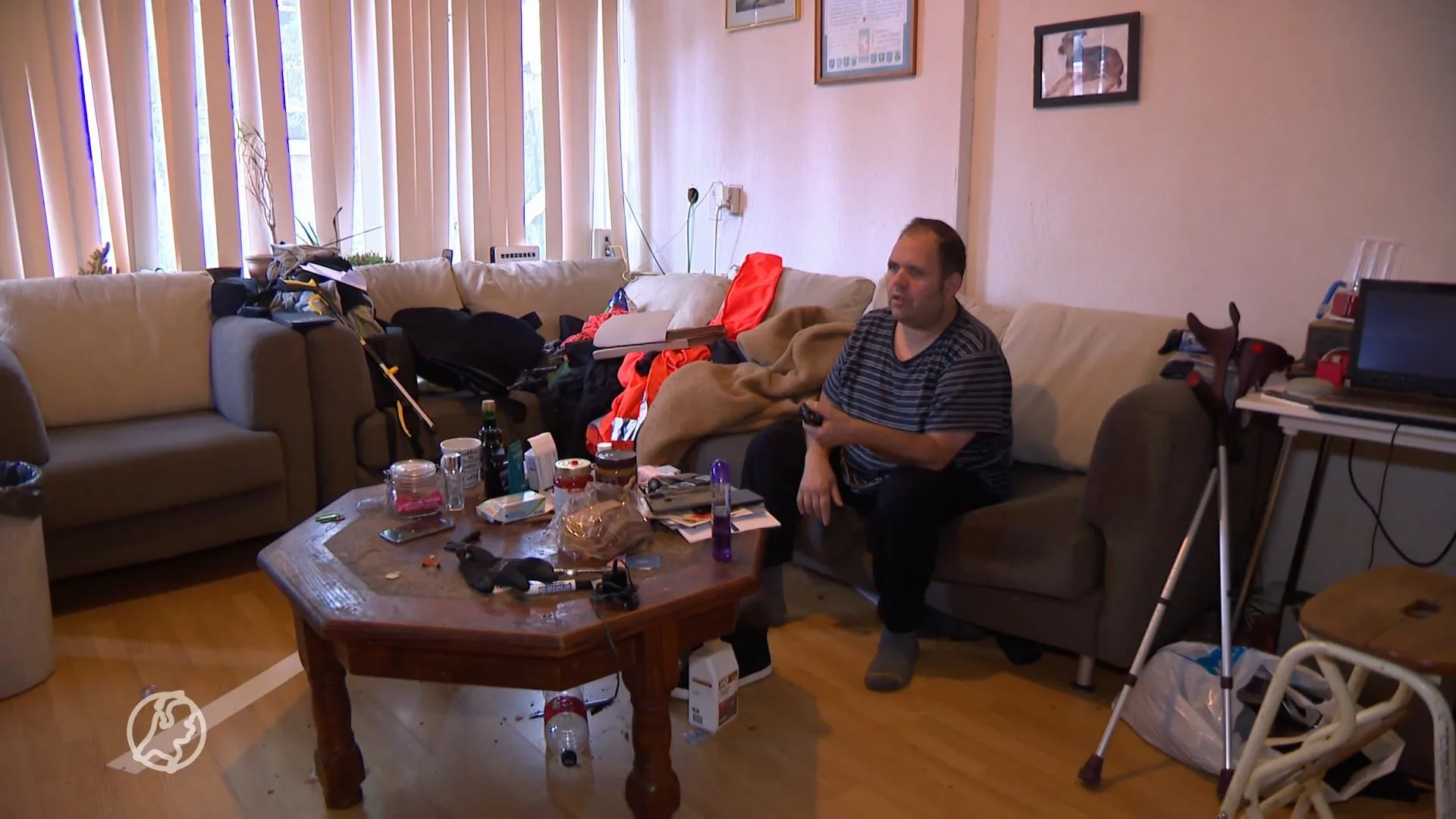 Olaf zit met beenbreuk in vervuild huis en er is niemand die hem helpt