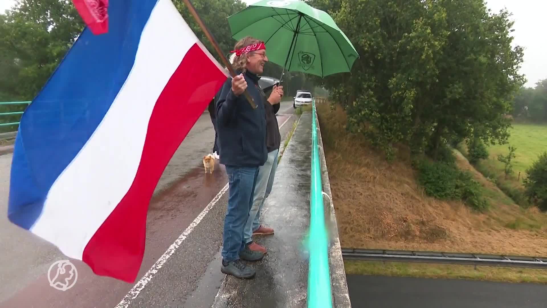 Kees staat elke dag met vlag en wimpel op viaduct voor de boeren: 'Ik krijg zoveel support!'