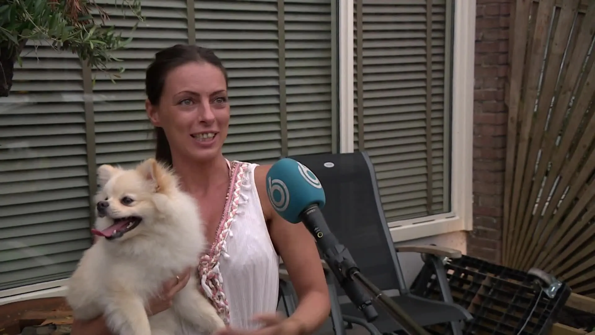 Halfnaakte man gaat op trekhaak van Emils auto zitten