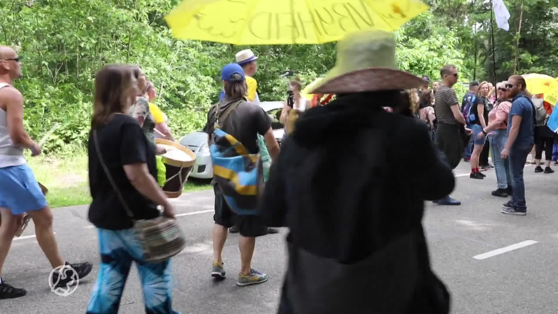 Honderden lopen protestmars tegen coronamaatregelen door Apel...