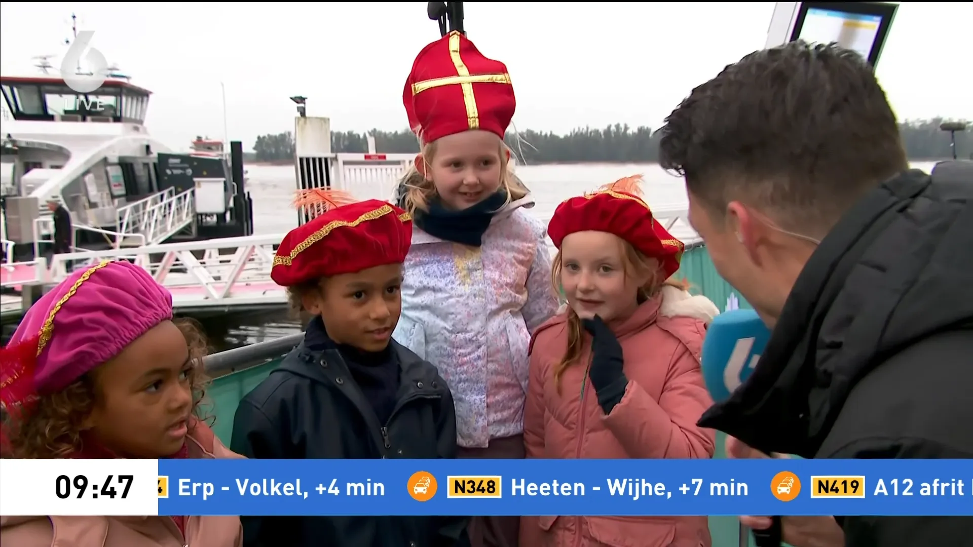 Kinderen hebben zich warm aangekleed voor kletsnatte Sinterklaasintocht