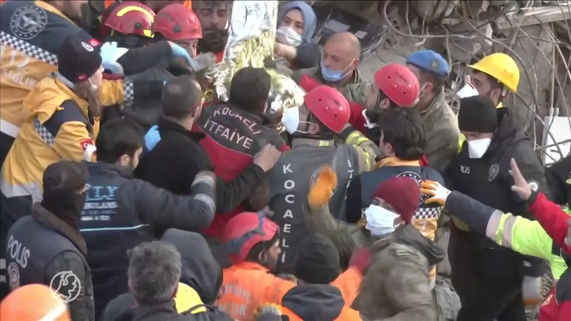 Nederlandse reddingshonden vinden 13-jarig meisje levend onder puin in Turkije