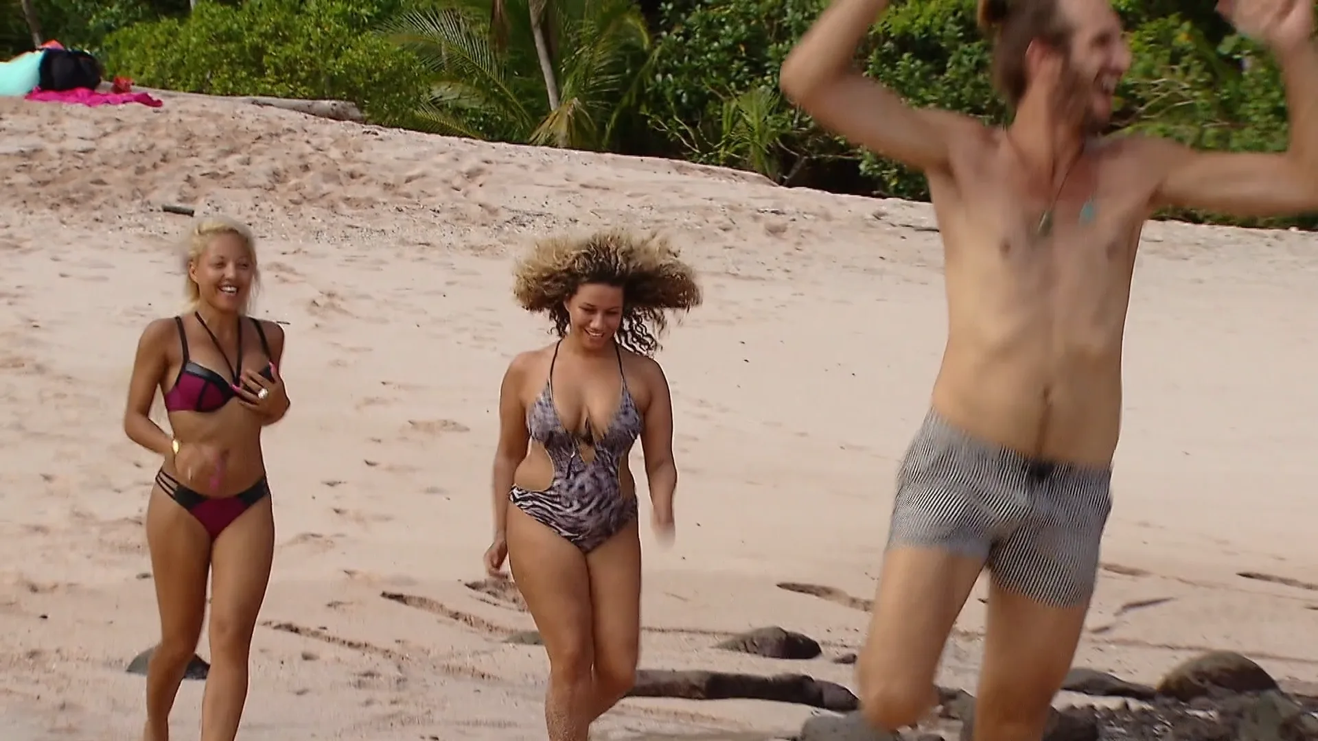 De Queens zijn DOOR HET DOLLE heen op KAMP DRIE