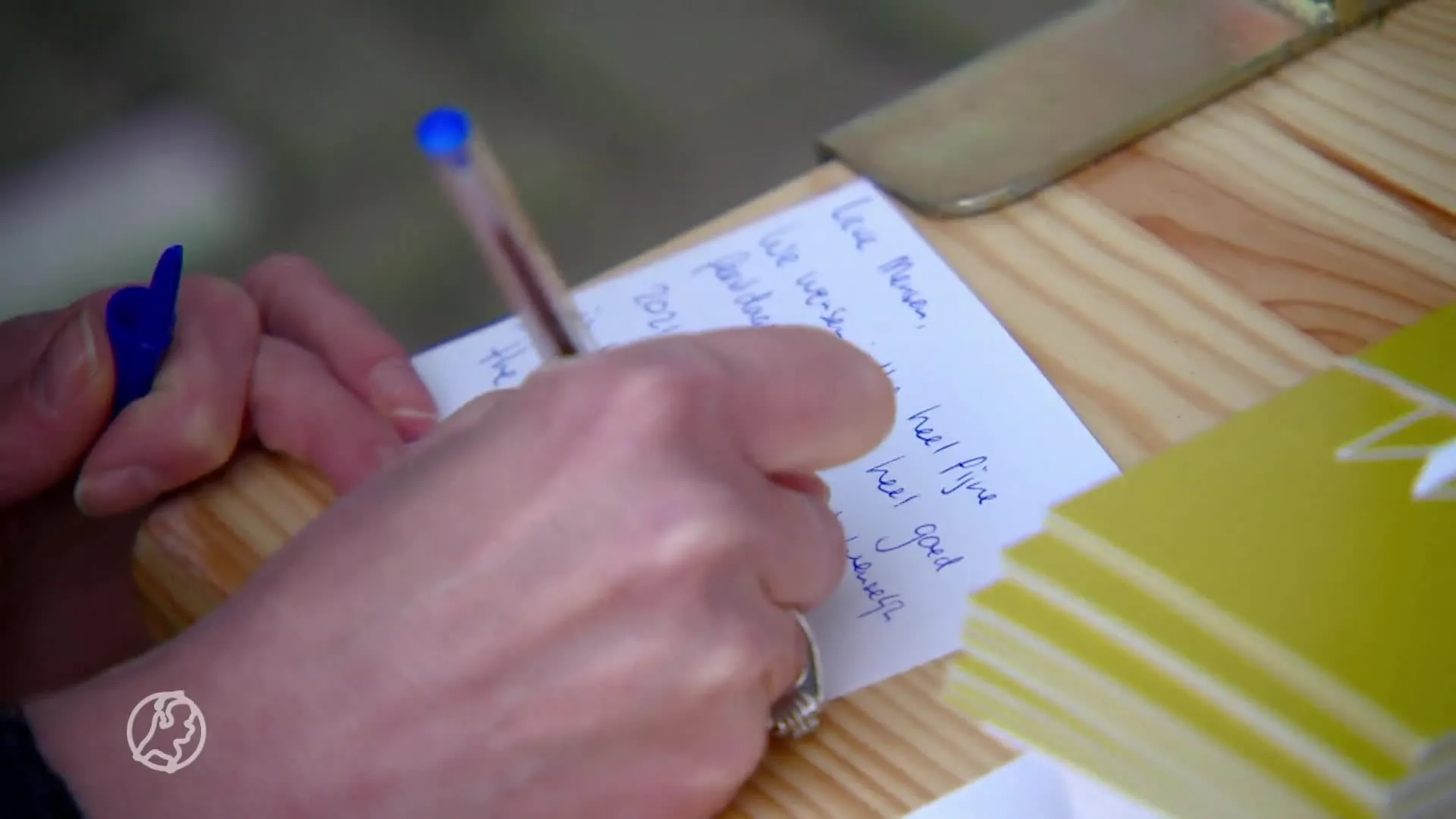 Mike zamelt ongewenste spullen uit kerstpakketten in voor voe...