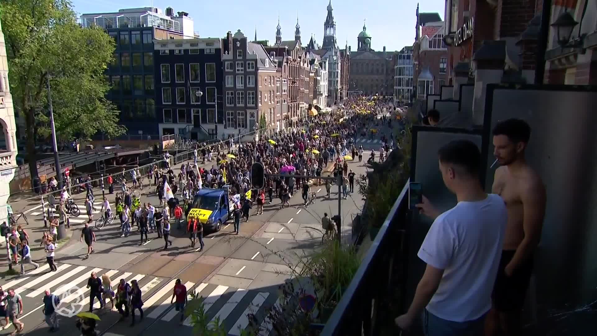 Mars van ruim 10.000 coronademonstranten trekt door Amsterdam