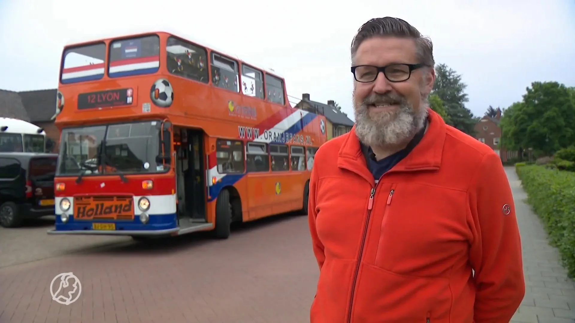 De Oranjebus rijdt weer, maar code oranje ligt dwars op weg n...