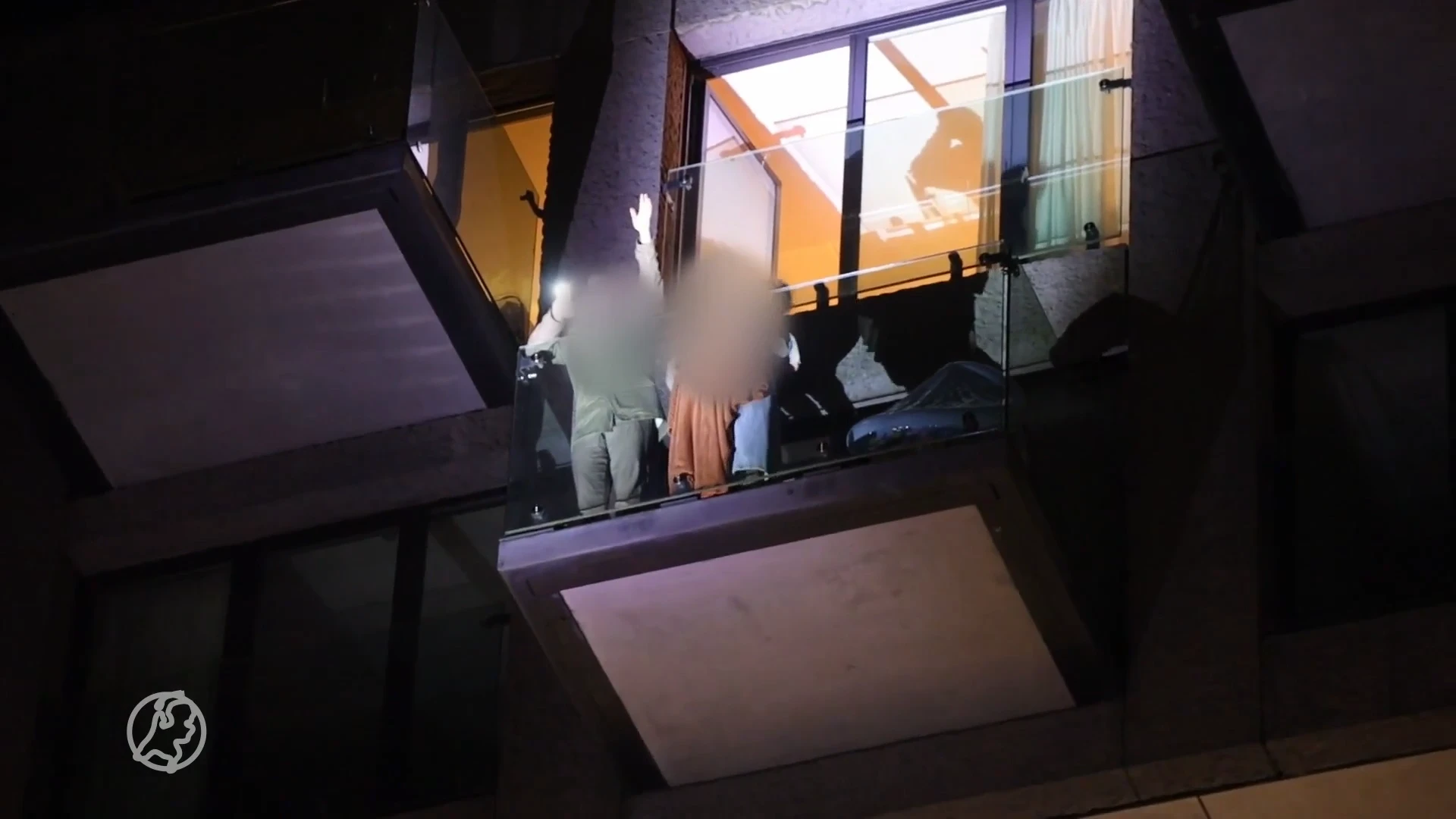 Bewoners van balkon gered na grote brand in Amsterdamse flat, kat overleden