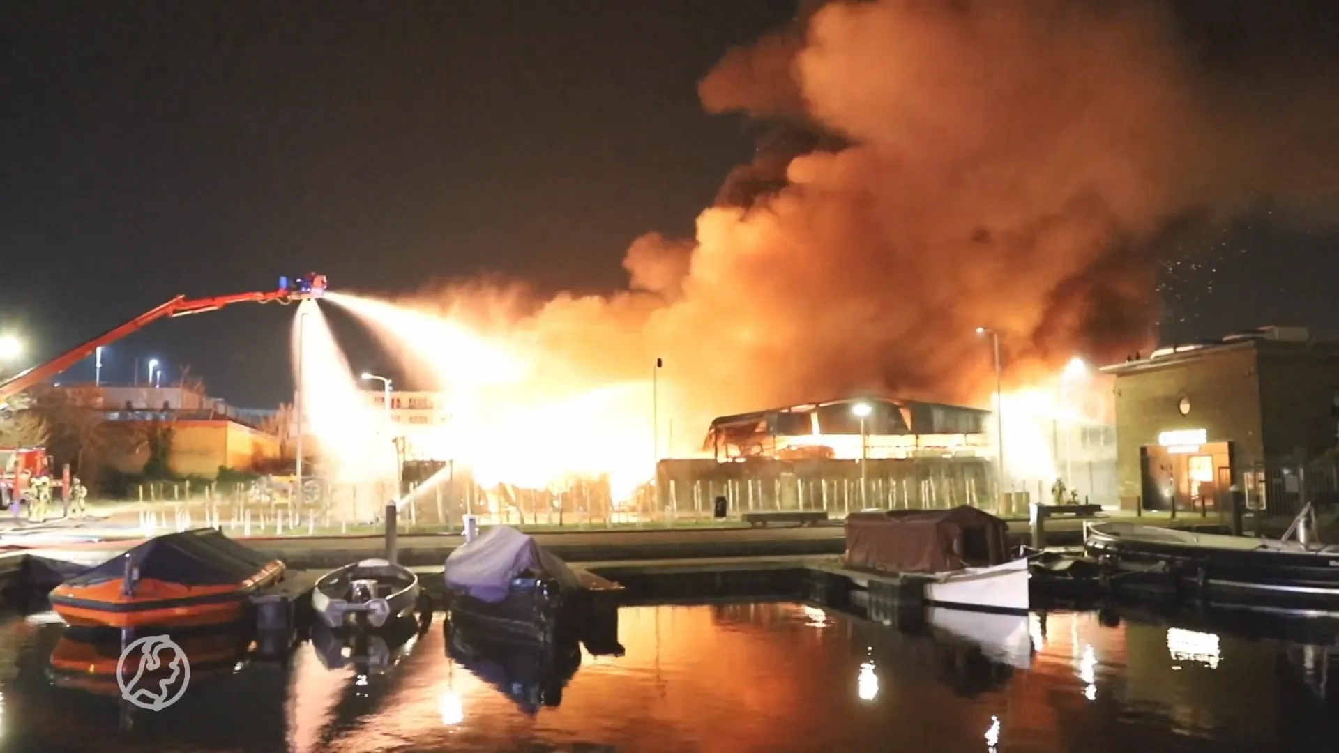 Honderd plezierjachten in de as door inferno bij Haagse jachtwerf.mp4