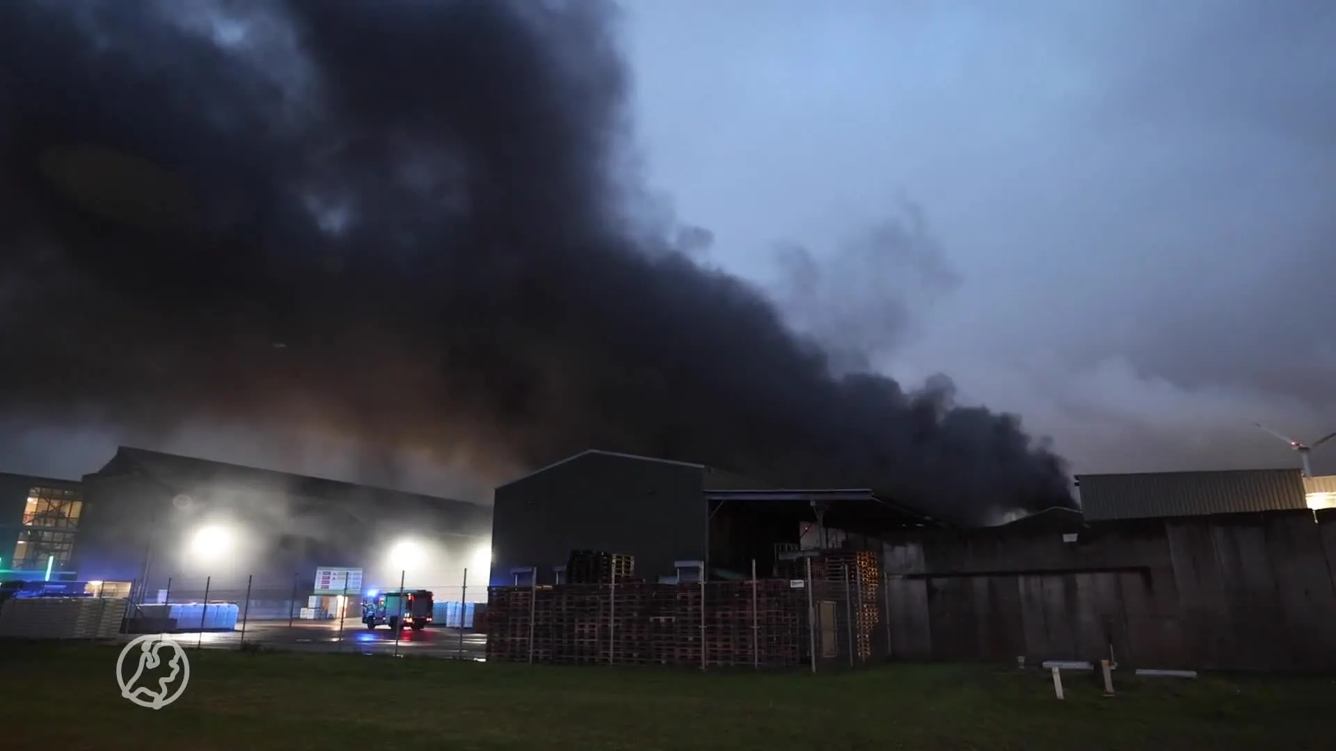 Grote brand in loods met potgrond in Amsterdam