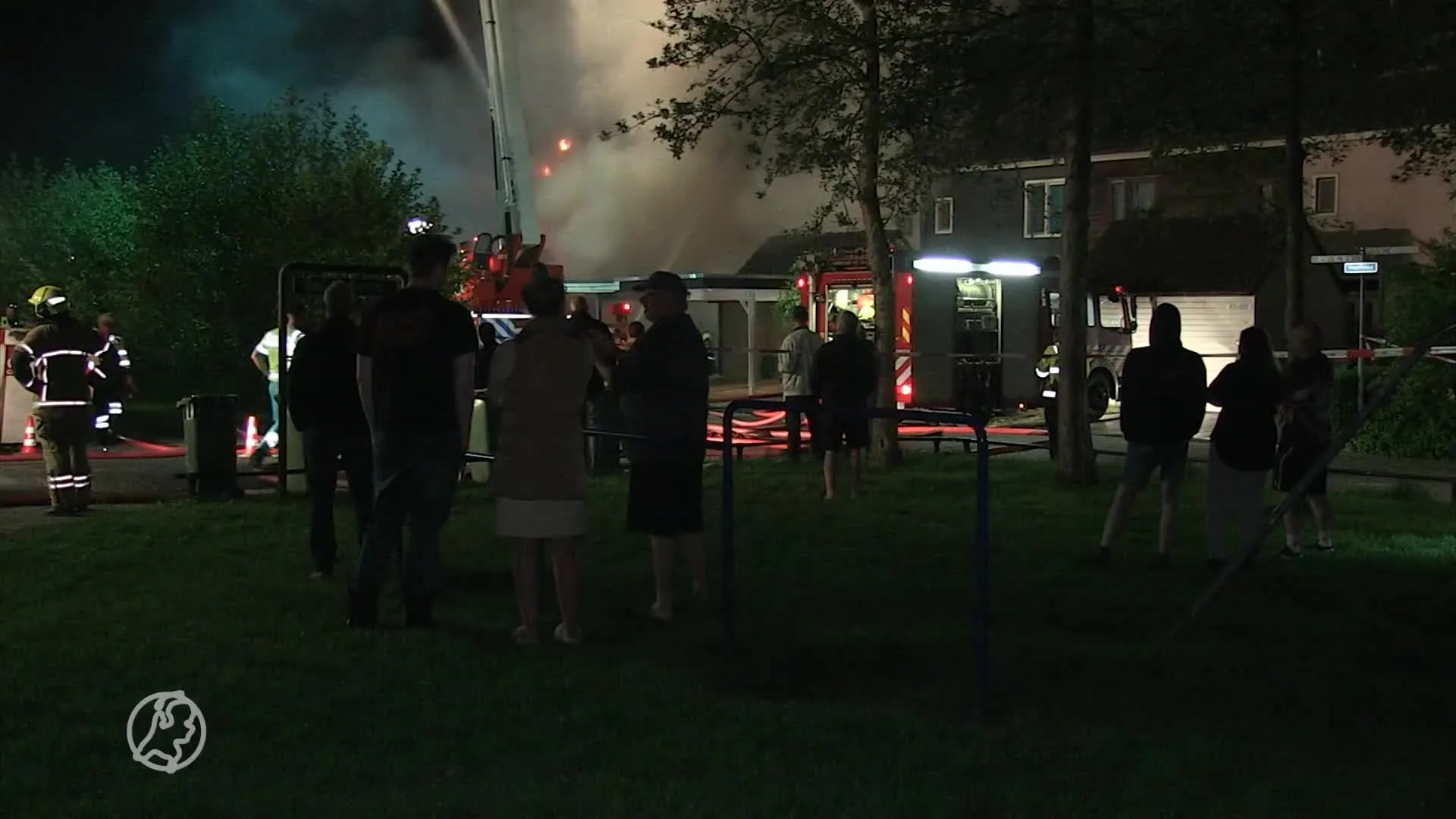 Meerdere woningen ontruimd bij grote brand in Zwaag