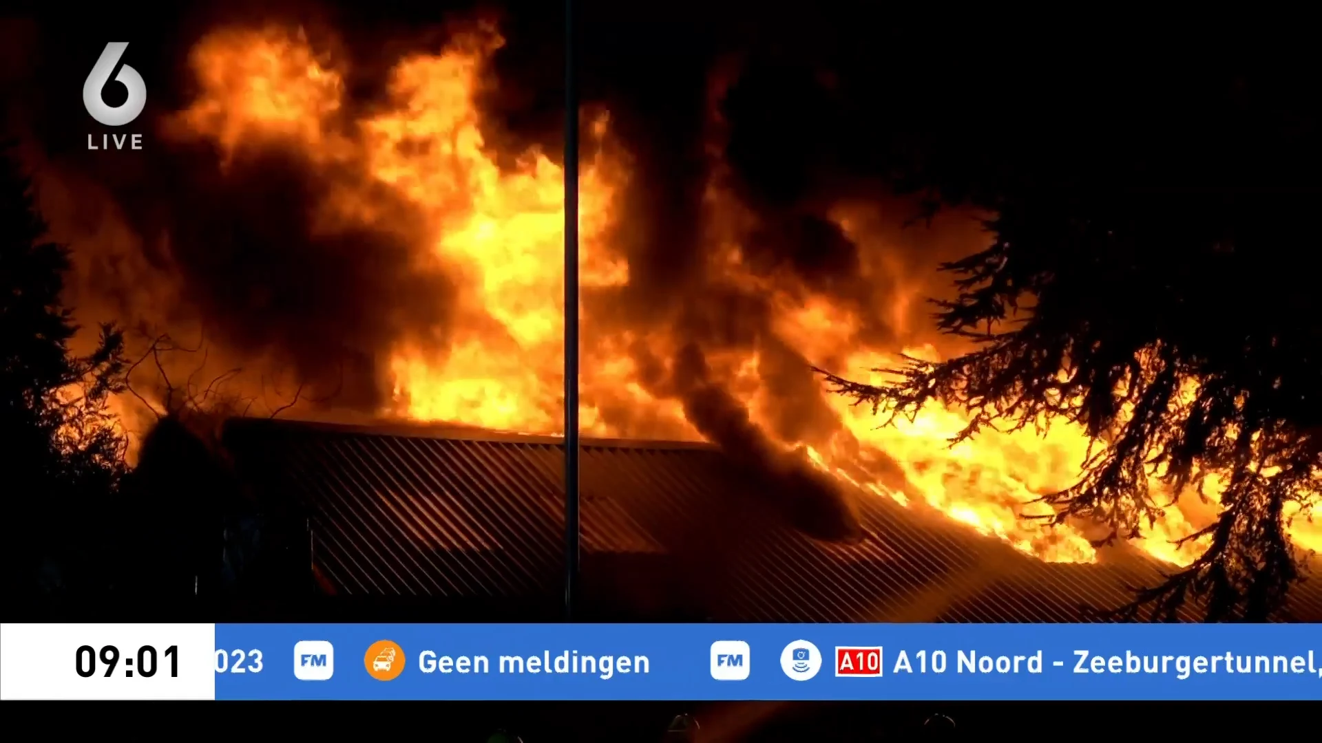 Megabrand in West-Fries dorpje, brandweer met man en macht bezig met blussen