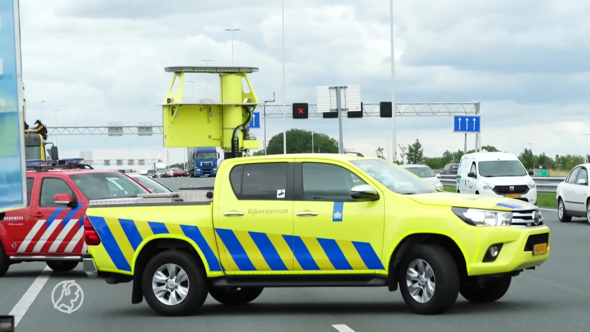 Alerte bestuurder trekt vrouw uit brandende auto op A12 bij Bunnik