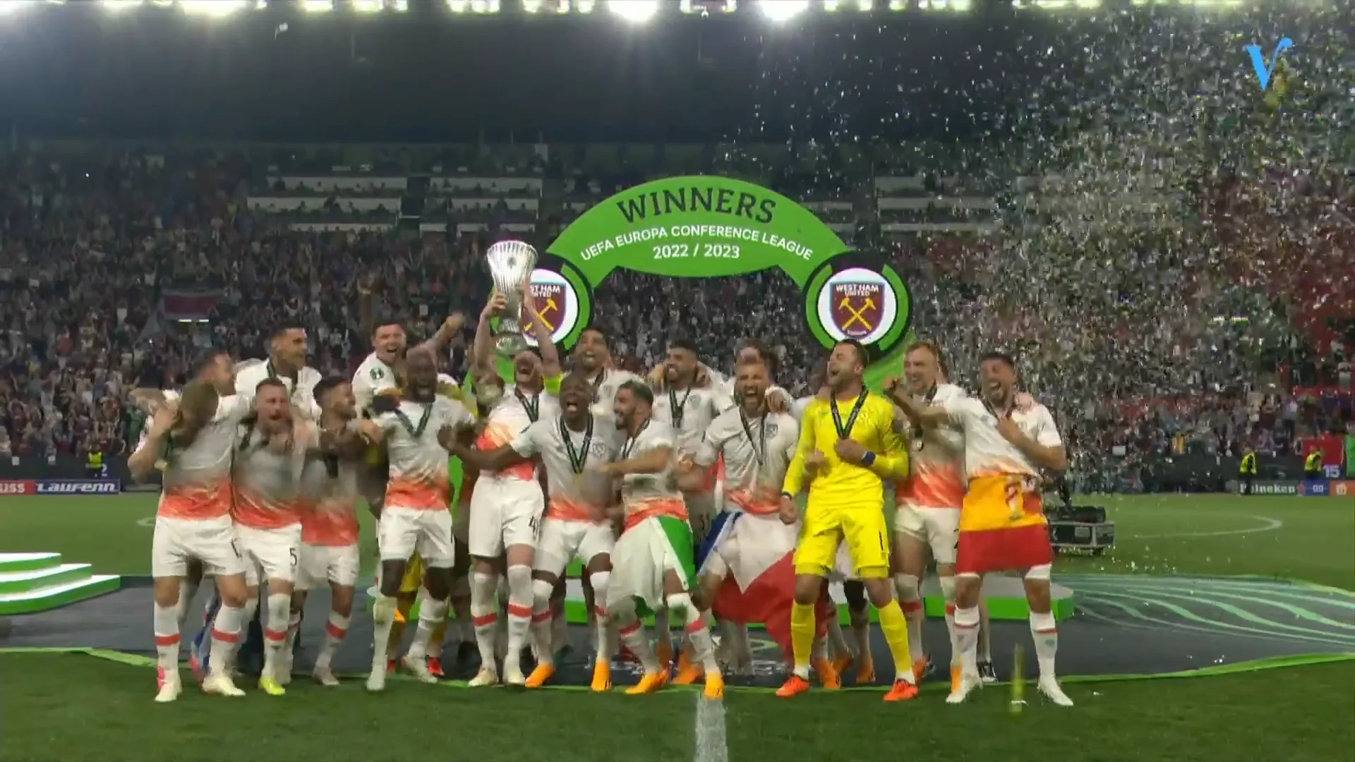 HULDIGING: West Ham United houdt Conference League-beker de lucht in