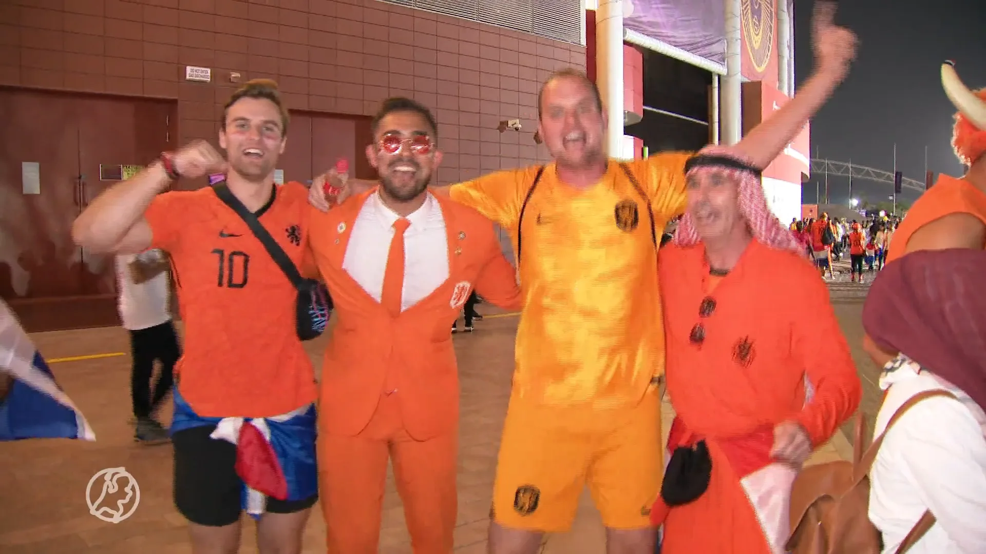 Oranjefans in Qatar vieren winst op de Verenigde Staten