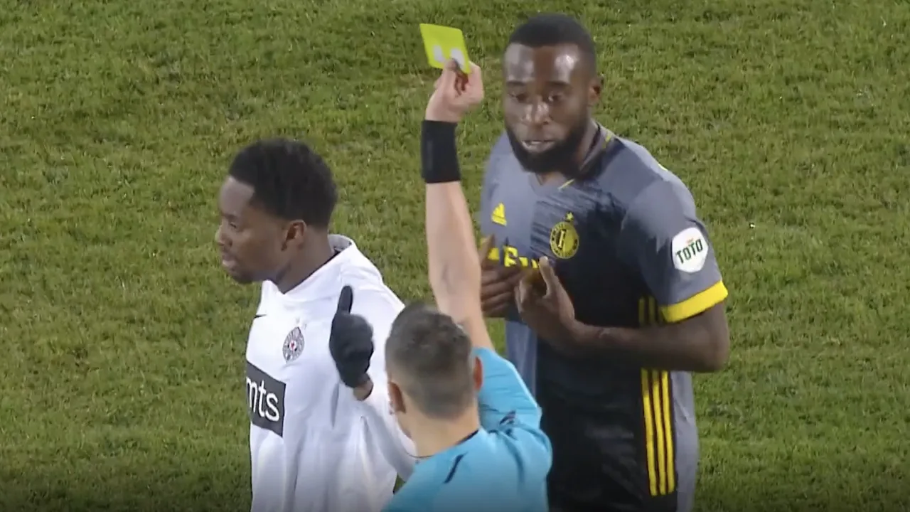 GEEL: Menig krijgt geel na stevige overtreding en veroorzaakt opstootje