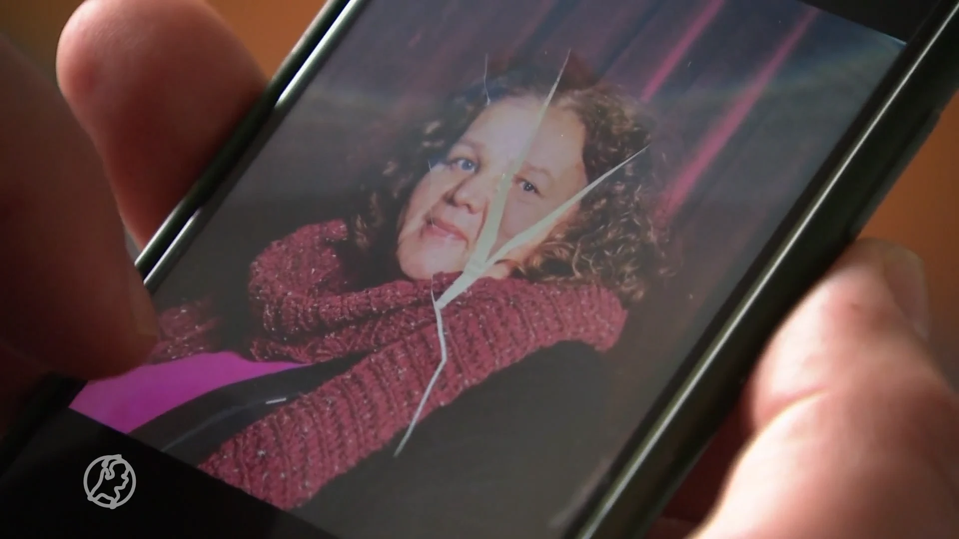 Portretten intersekse-expositie met een mes vernield