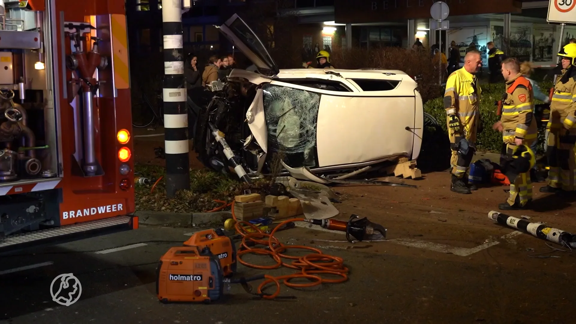 Auto schept fietsers en slaat over kop na rijden op fietspad in Nijmegen