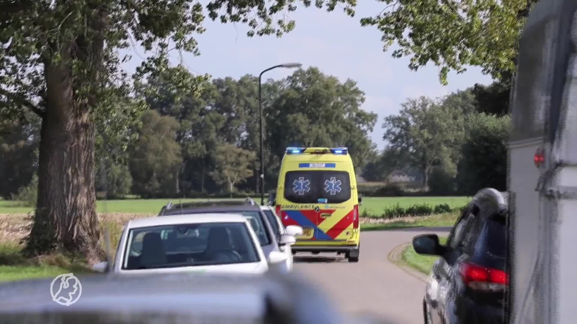 Parachutist stort neer in weiland, met spoed naar ziekenhuis gebracht