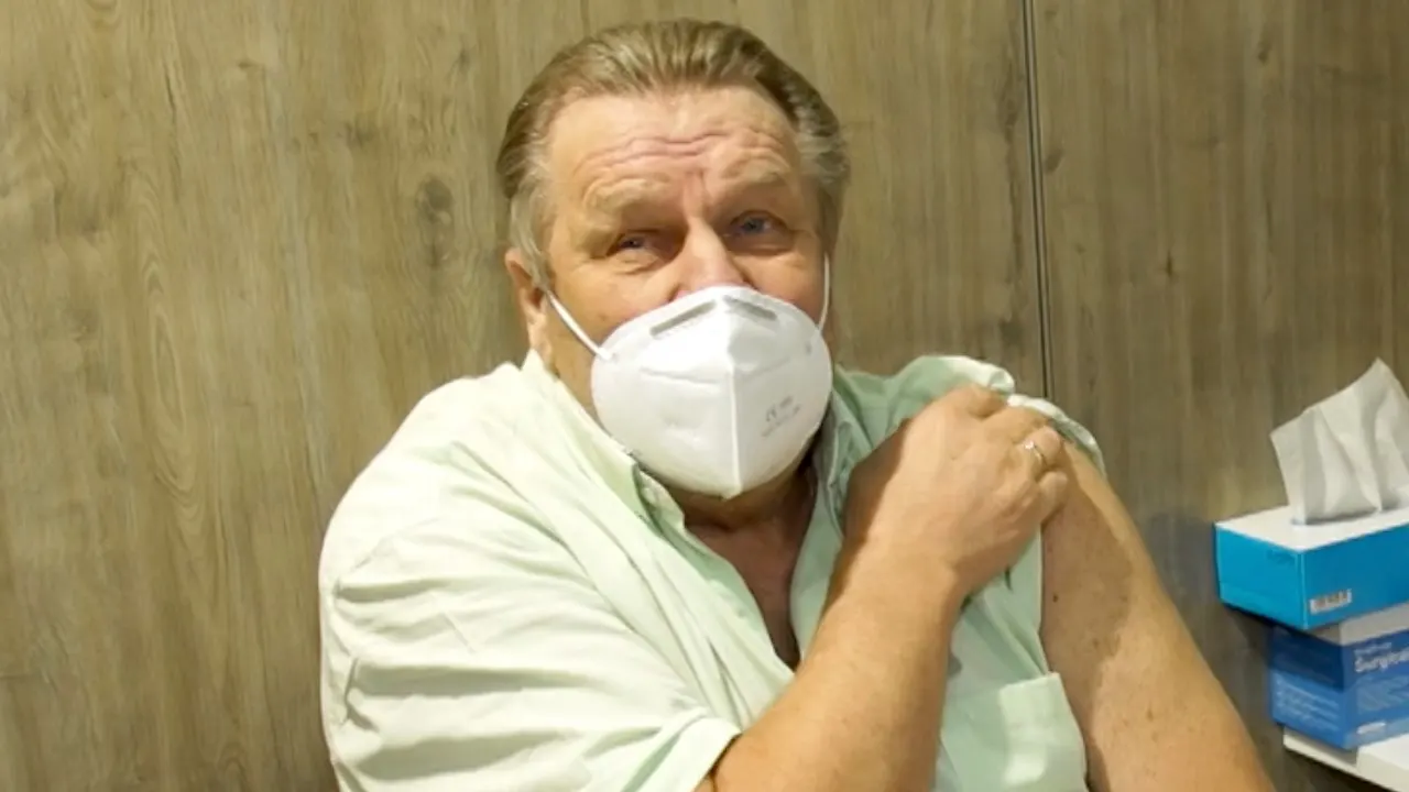 Jan Boskamp krijgt vaccinatie: 'Het is toch wel een goeie spu...