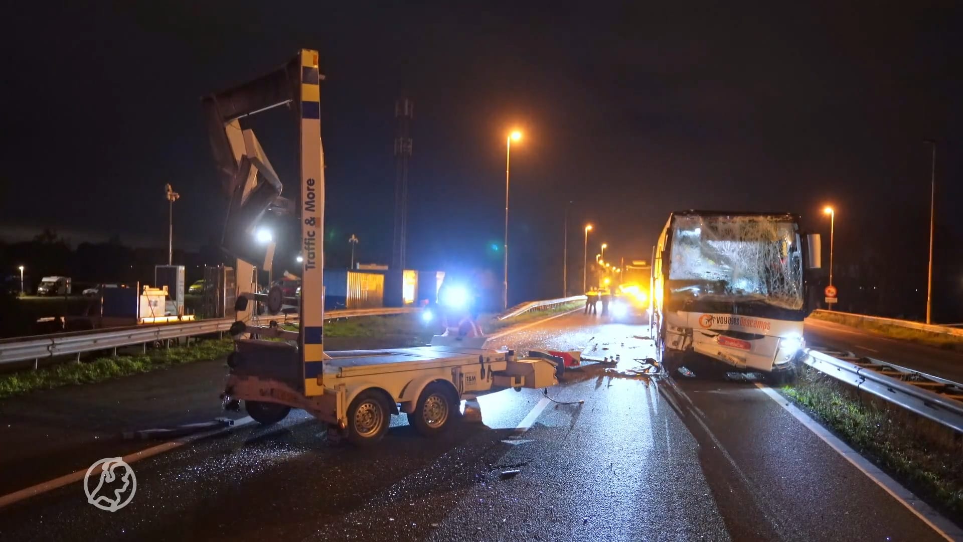 Volle touringcar botst op pijlwagen, wegwerkers komen goed weg