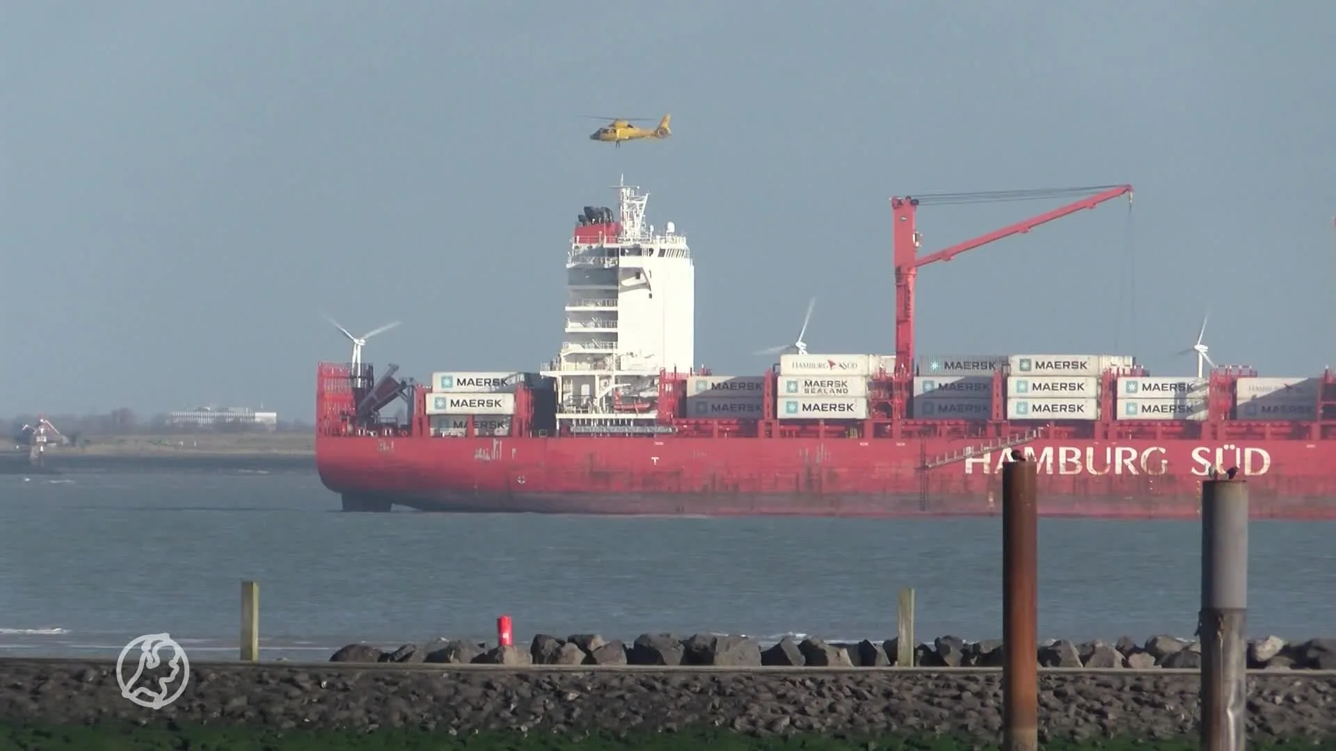 Helikopter takelt gewonde man van schip op Westerschelde