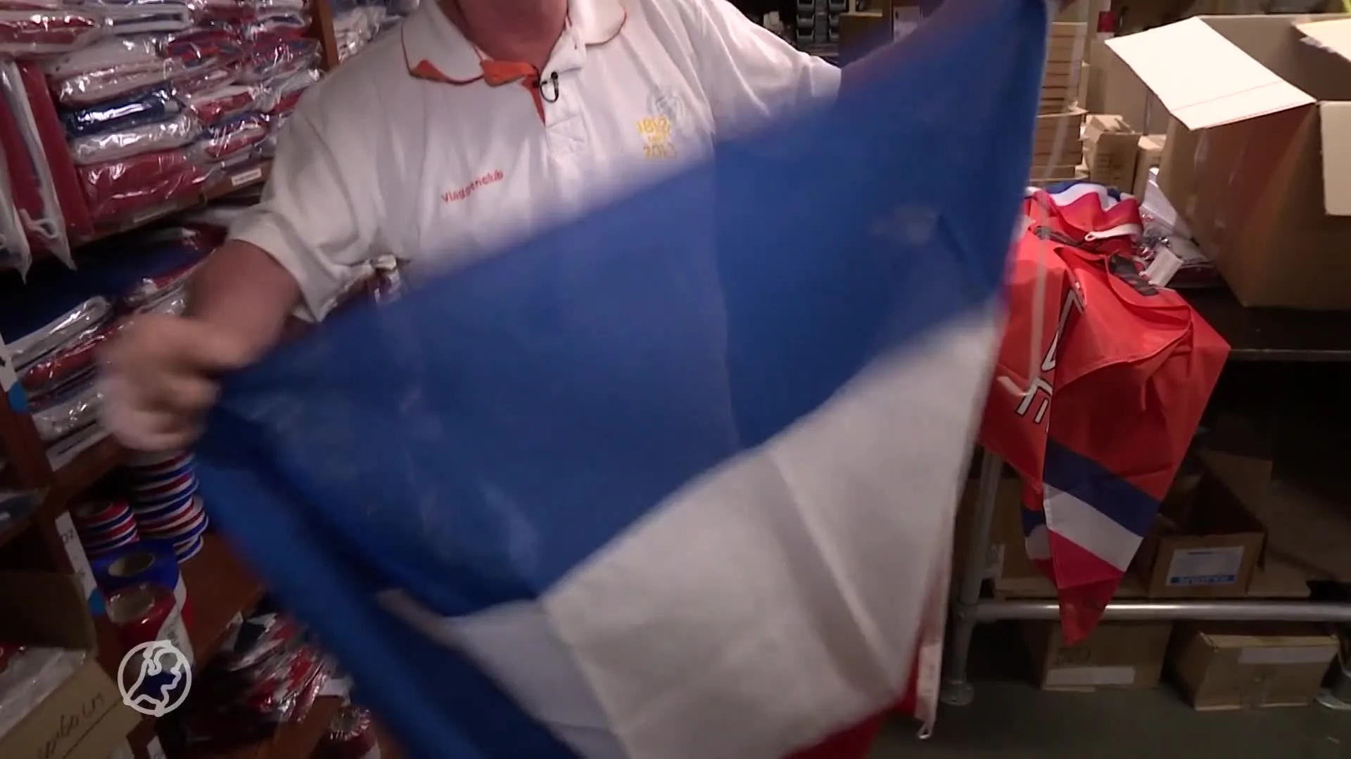 Vlaggenverkoper Marco boert goed door protest met omgekeerde vlaggen