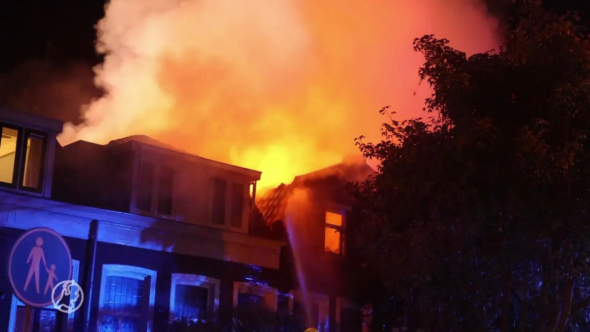 Brand in rijtjeshuis Vught, bewoonster mogelijk nog in het huis